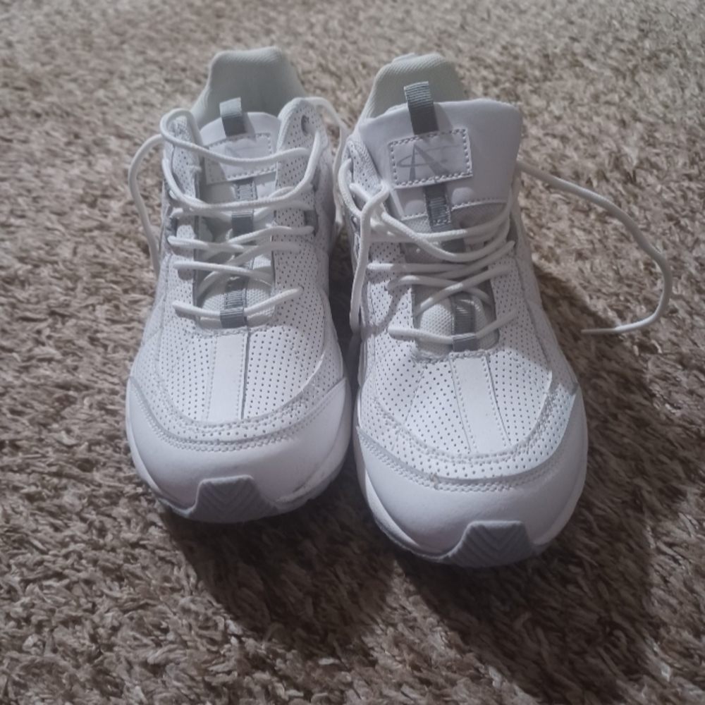 Normcore Minimalist Sporty Casual Chunky White Sneakers Women's Size 9